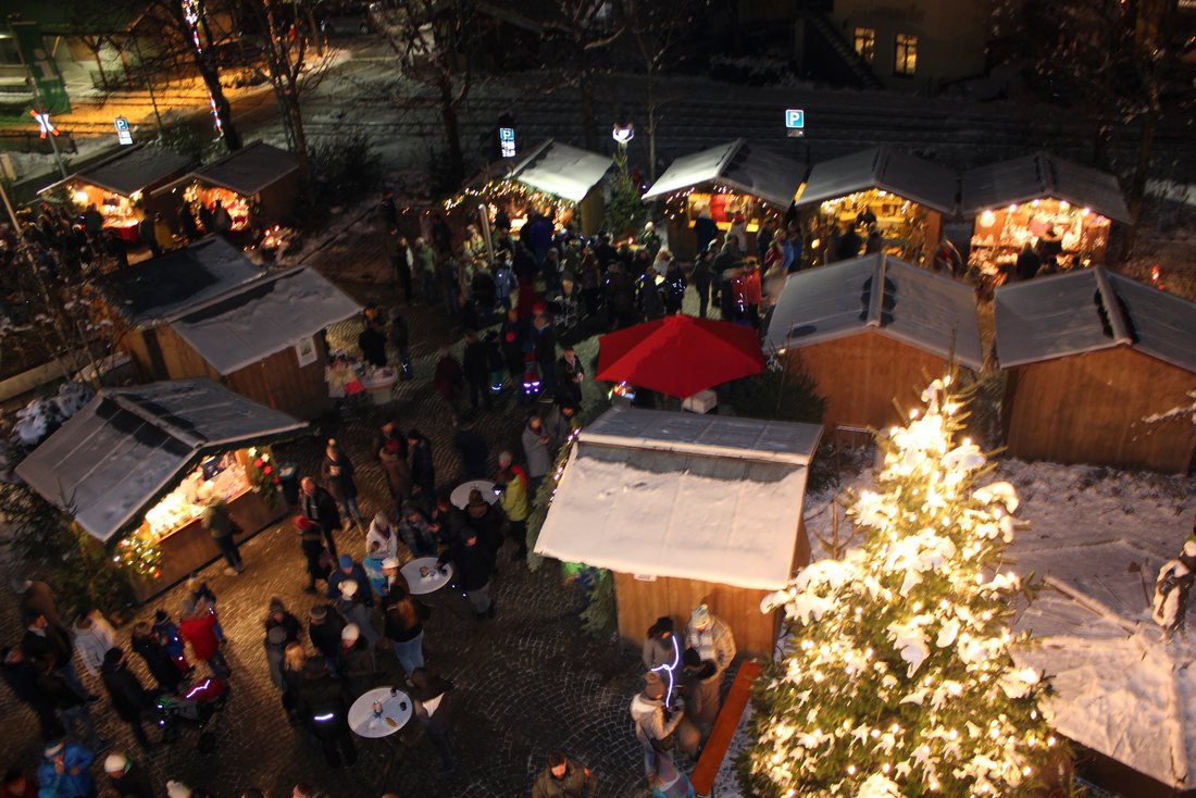 Advent market in the evening in Siegsdorf