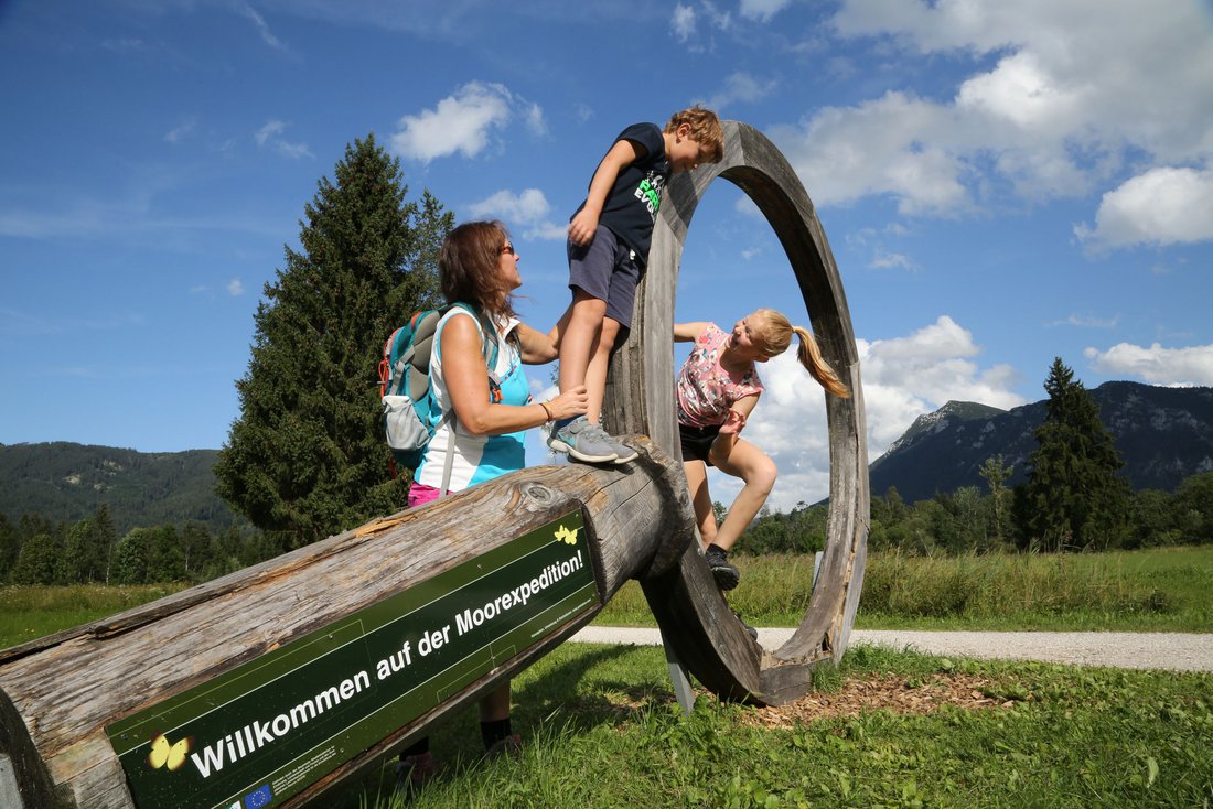 Familie auf dem Moorerlebnisweg in Inzell im Chiemgau