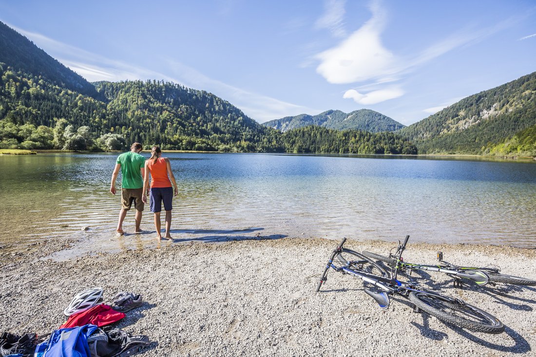 Radfahrer beim Baden im 3-Seen-Gebiet in Ruhpolding