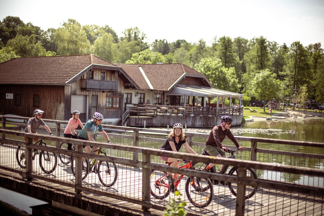 Fahrradgruppe fährt über Brücke in Tettenhausen