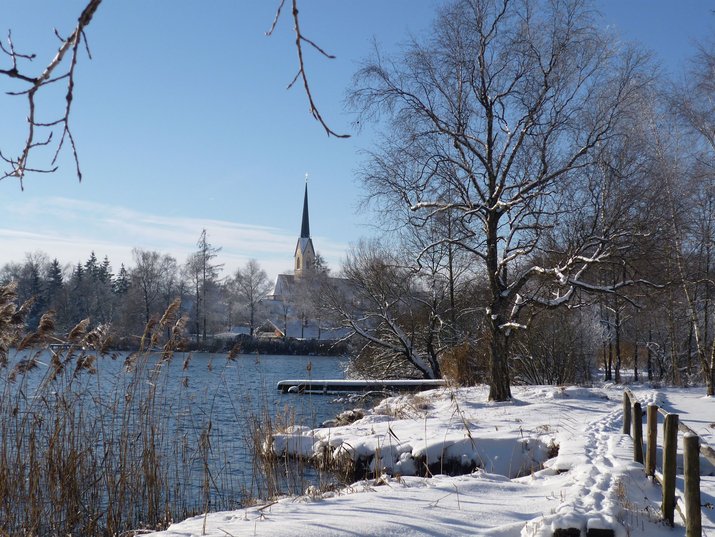 Winter in Obing am Obinger See mit Blick auf die katholische Kirche