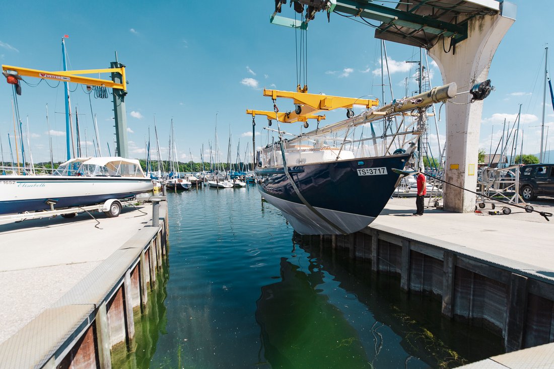 Sailboat during maintenance work in the port of Seebruck