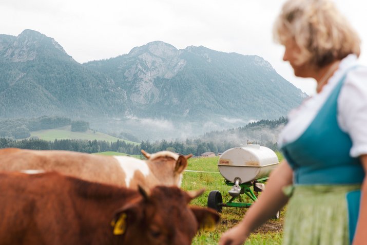 Angela Maier auf der Weide beim Füttern der Kühe