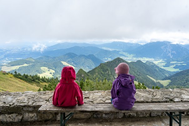 Zwei Mädchen schauen vom Hochfelln ins Tal 