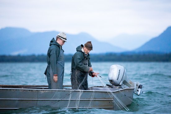 Zwei Berufsfischer unterwegs auf dem Chiemsee