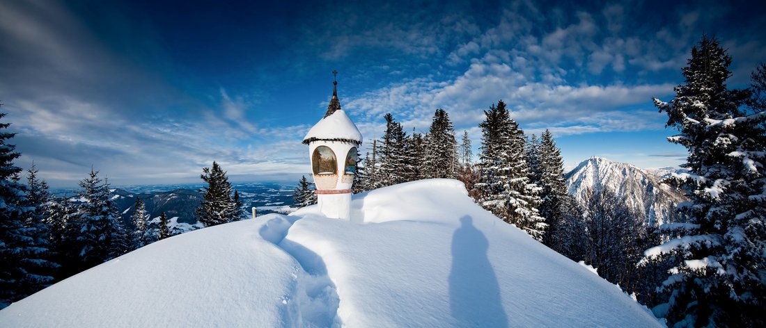 Bildstock am Gipfel im Winter