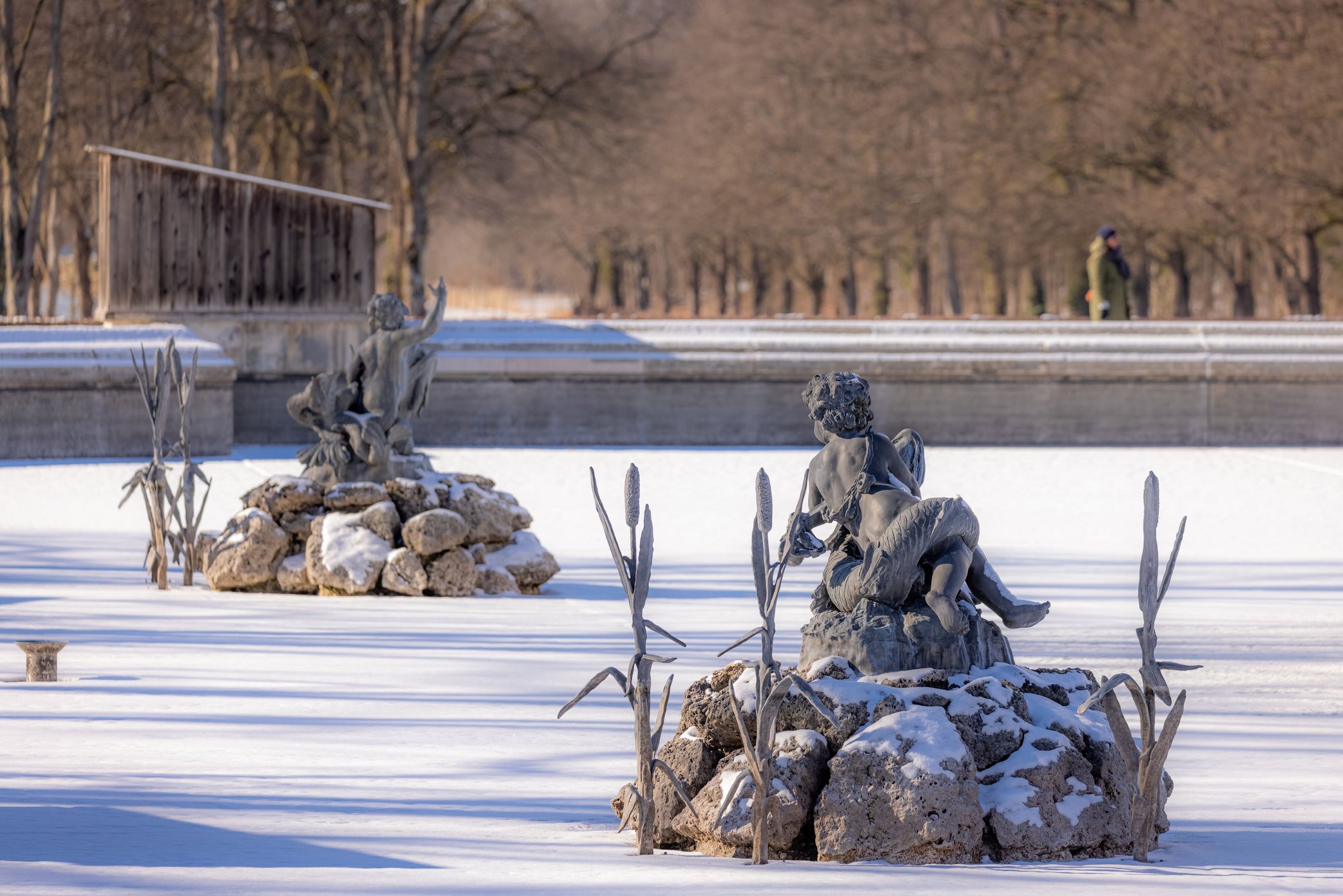Wasserbrunnen von Herrenchiemsee mit Schnee bedeckt