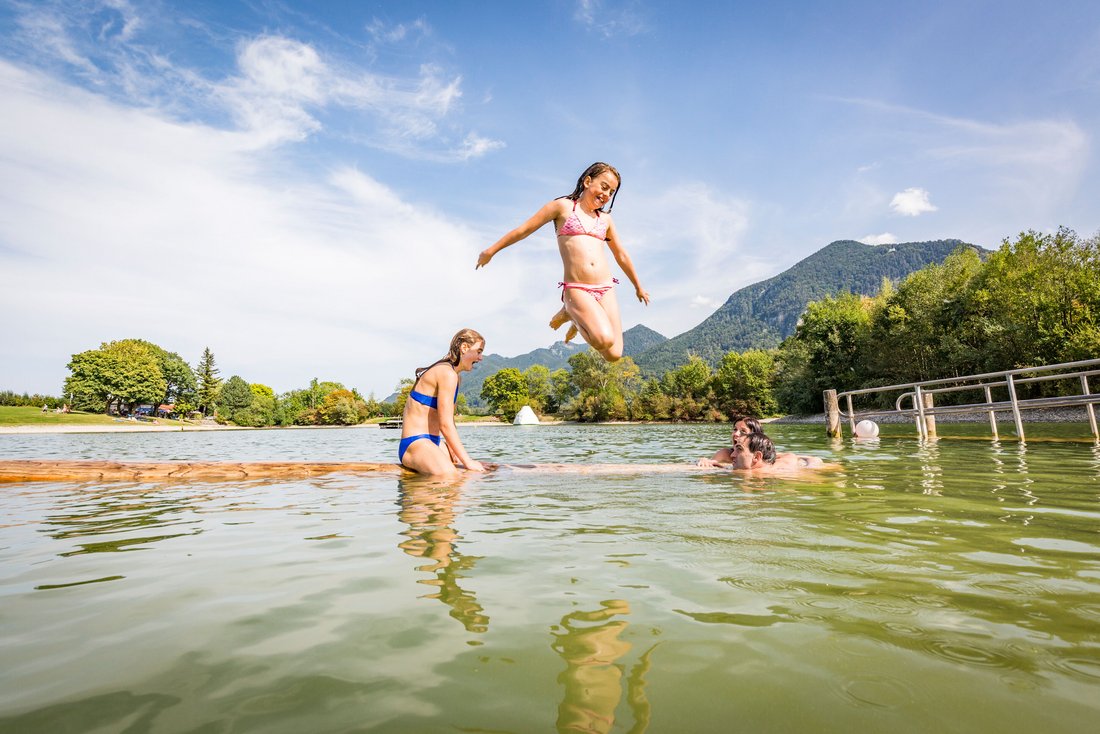 Mädchen springt vom Floss in den Reifinger See