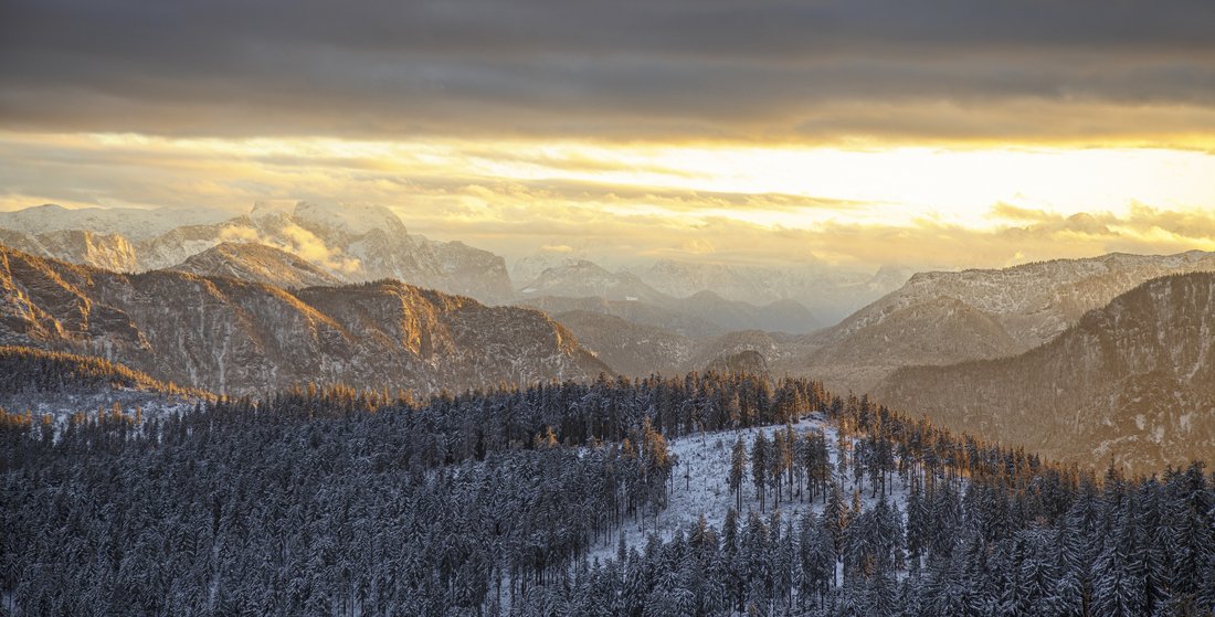 Blick auf die verschneite Gemeinde Inzell vom Teisenberg aus
