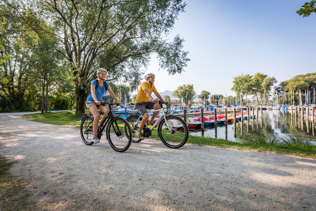 Cyclists on the banks of the Chiemsee