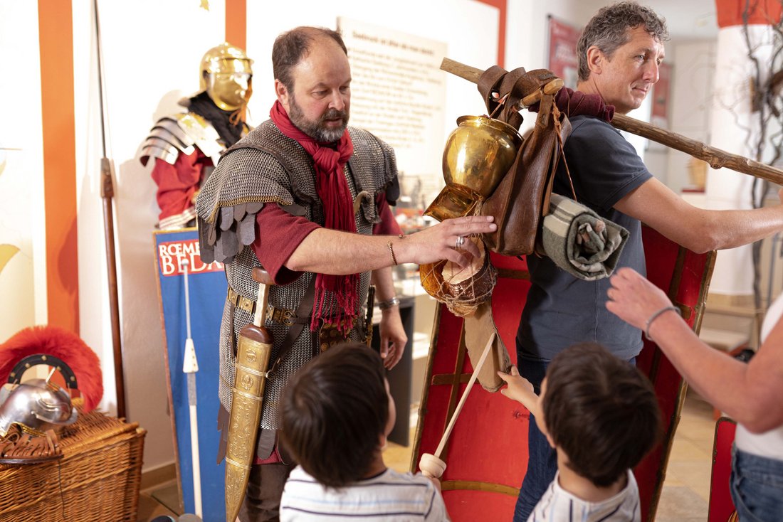 Anprobe der Römerausrüstung im Römermuseum in Seebruck