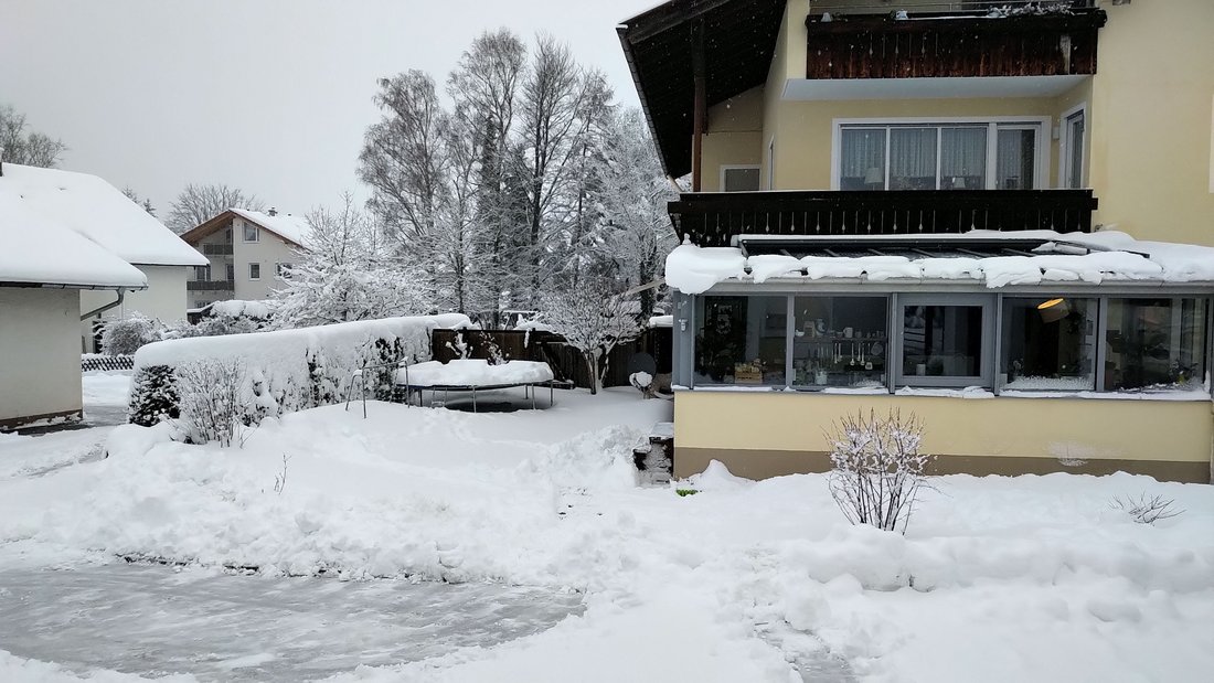 Wintergarten versunken im Schnee