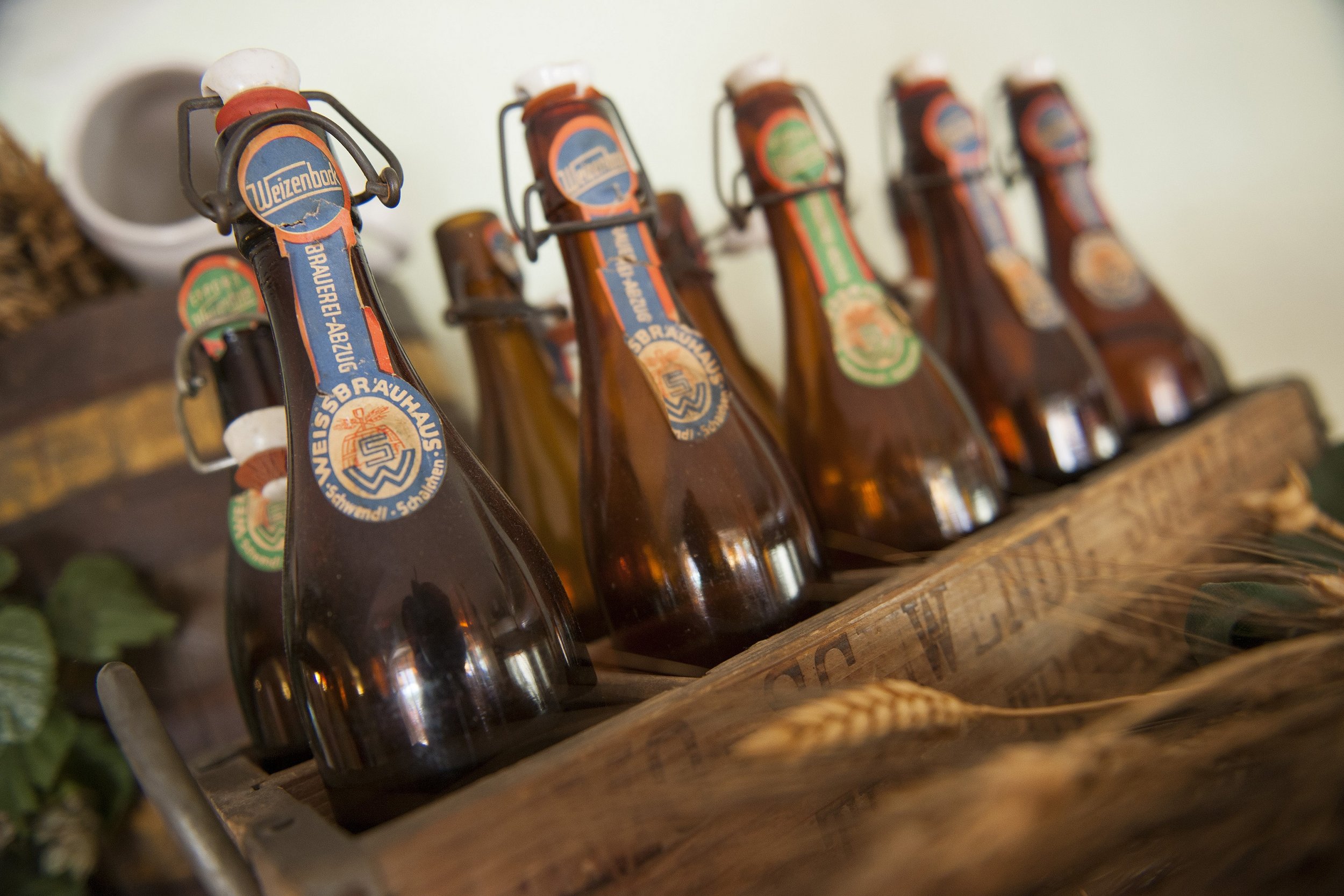 Alte Bierflaschen der Brauerei Schwendl in Tacherting