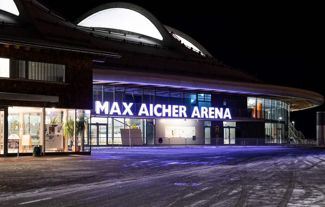 Die Max Aicher Arena von außen bei Nacht