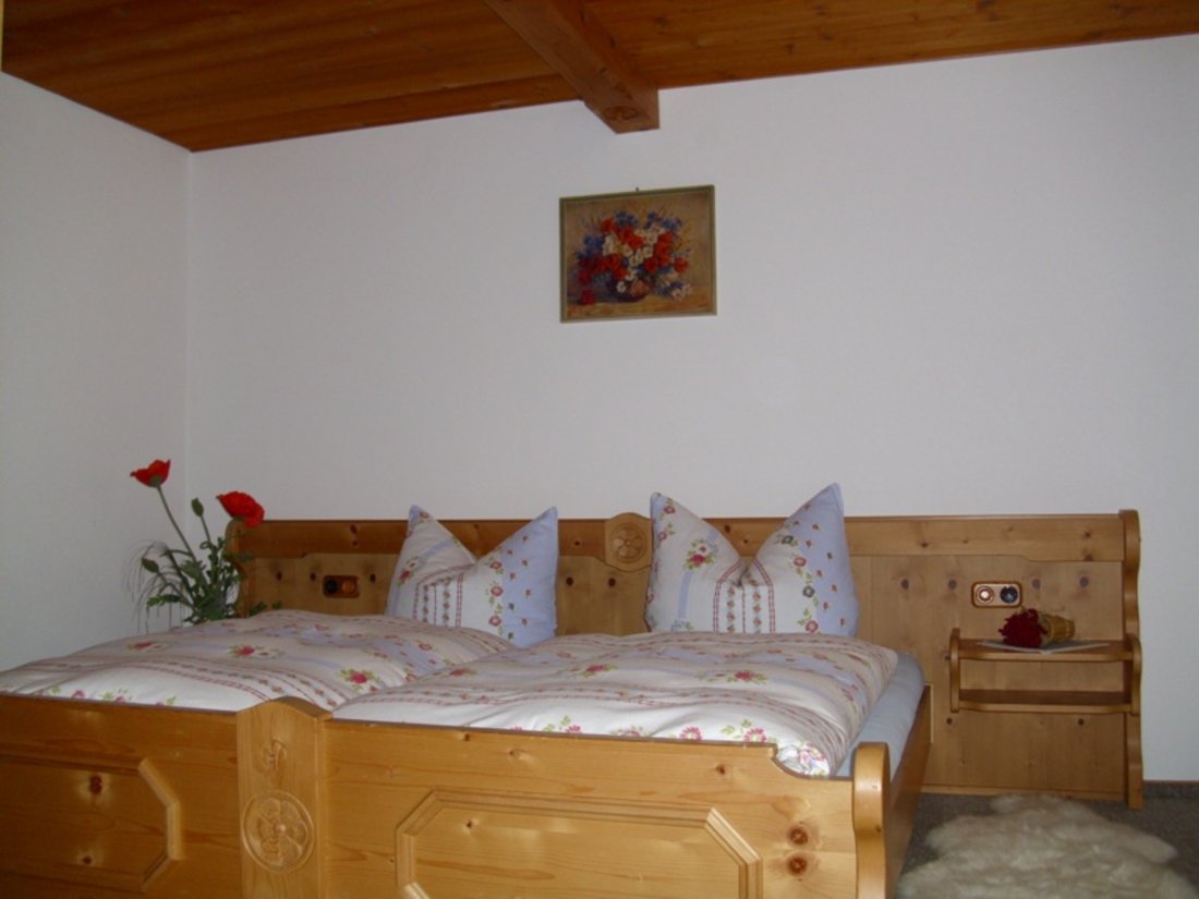 Schlafzimmer in bayerisch rustikalem Stil