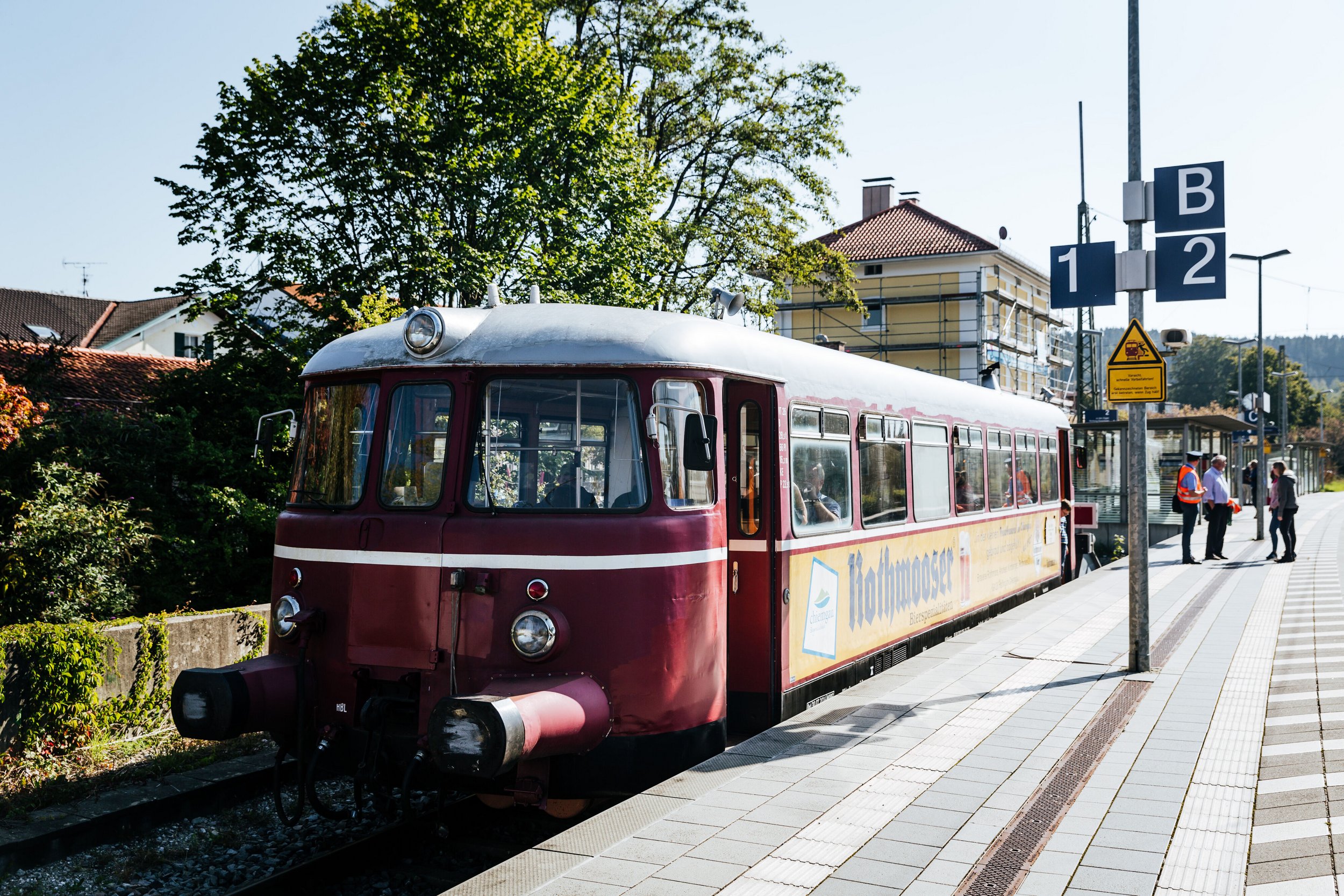 Chiemgauer Lokalbahn bei einer kurzen Pause am Bahnhof
