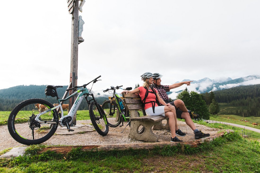 E-Bike Pause auf einer Bank im Almgebiet Winklmoosalm 
