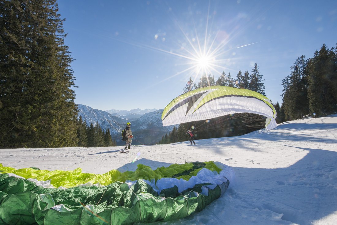 Paragliders in winter on the Unternberg in Ruhpolding