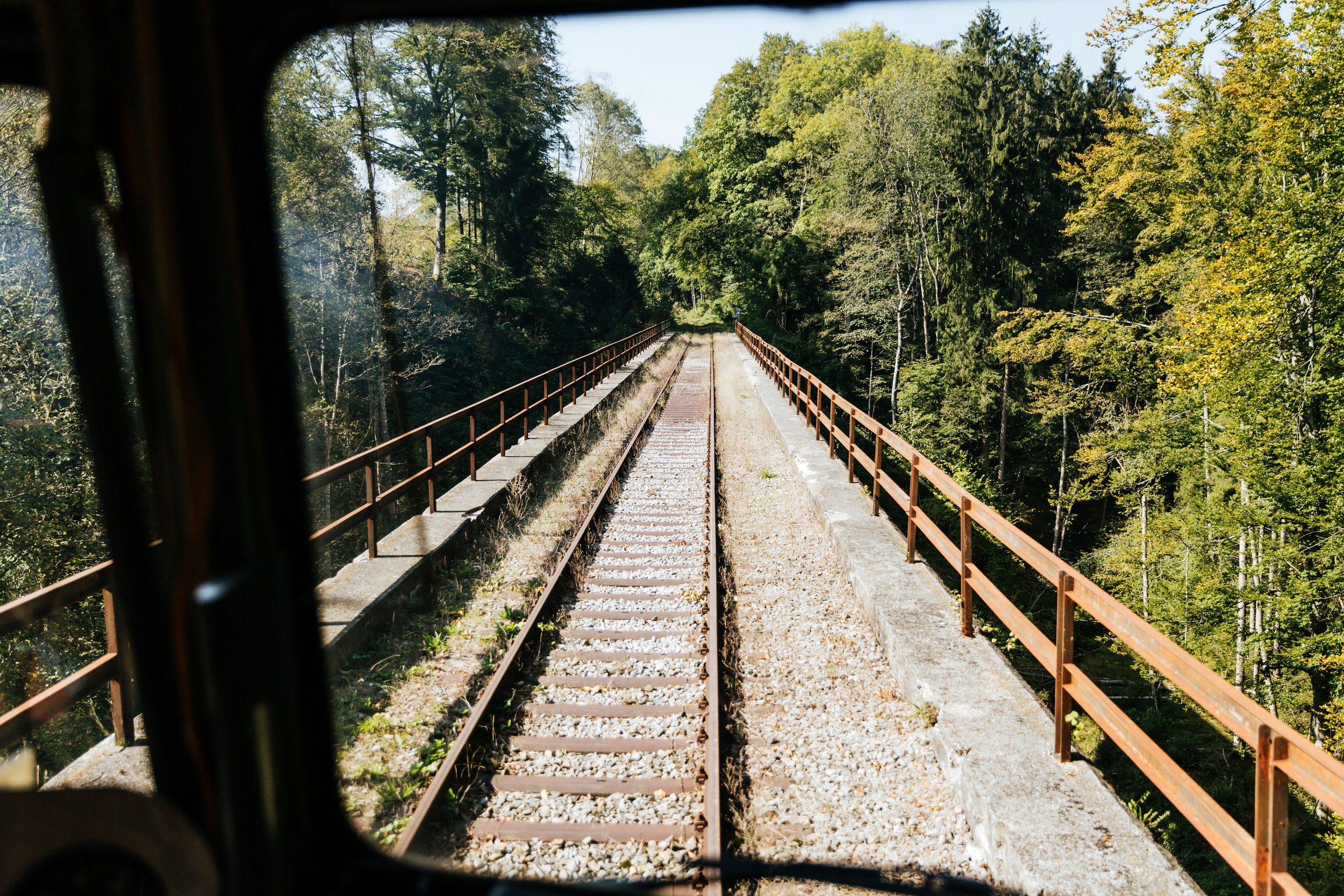 Viadukt-Überfahrt mit der Chiemgauer Lokalbahn
