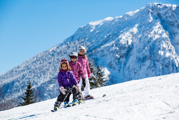 Drei Kinder auf Ski in Ruhpolding am Unternberg