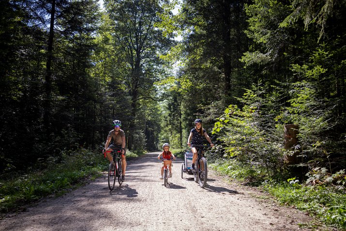 Familie macht eine Fahrradtour am Falkensee