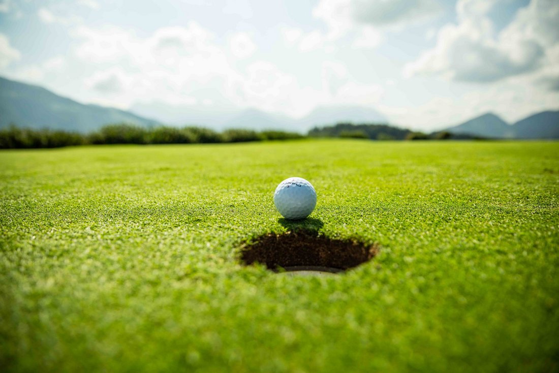 Golfball am Rasen im Golfclub Reit im Winkl