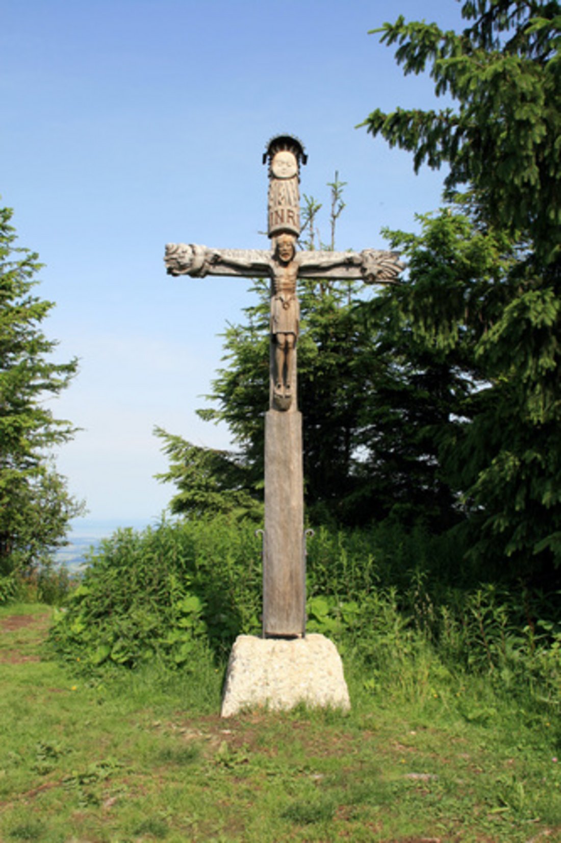 Inzell-Stoißeralm: Gipfelkreuz. Im Hintergrund Blick zum Chiemsee