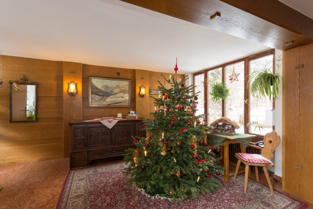 Festlich geschmüchter Weihnachtsbaum im Eingangsbereich