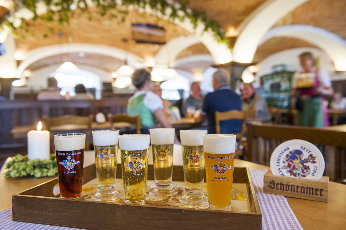 Biere der Privaten Brauerei Schönram im bayerischen Restaurant in Petting