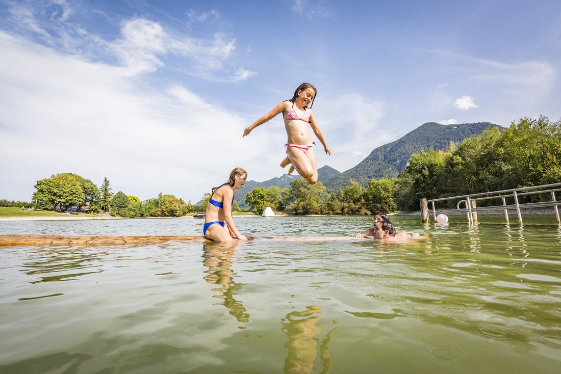 Kinder springen in den Reifinger See in der Gemeinde Grassau