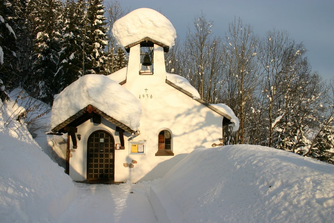 Evangelisches Bergkirchlein im Schnee