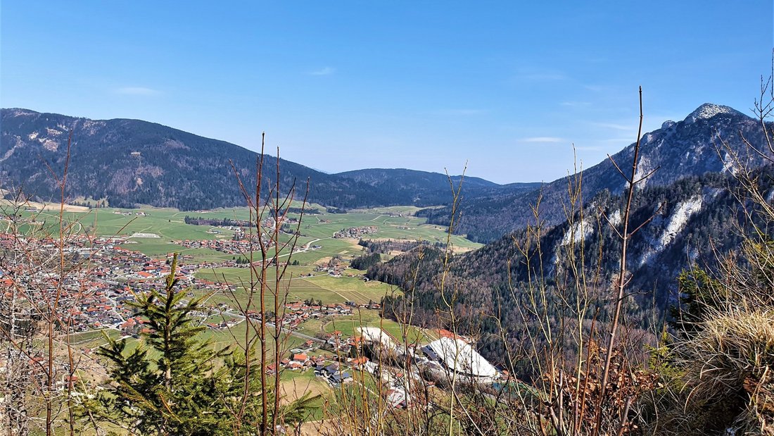 Der Blick vom Gipfelkreuz des Kienbergls