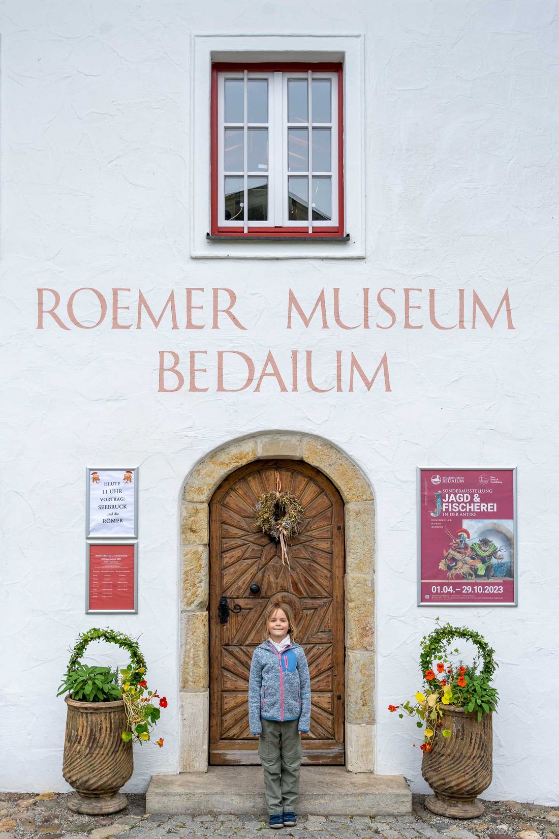 Mädchen steht vor dem Eingang des Römermuseum Bedaium in Seebruck