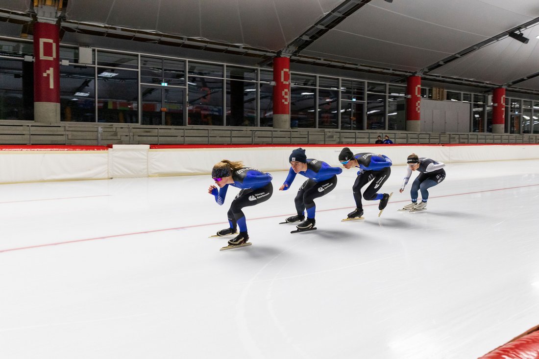 Eisschnellaufteam beim Training in der Max Aicher Arena Inzell