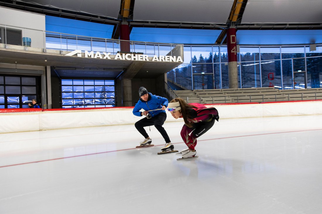 Eisschnellläuferin beim Training in der Max Aicher Arena
