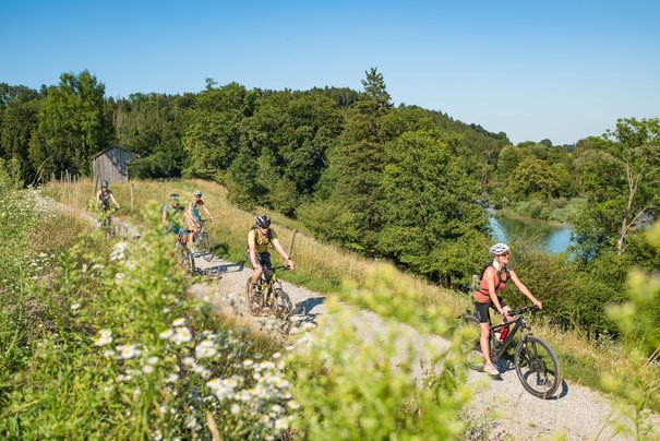 Radgruppe fährt im Chiemgau entlang der Alz