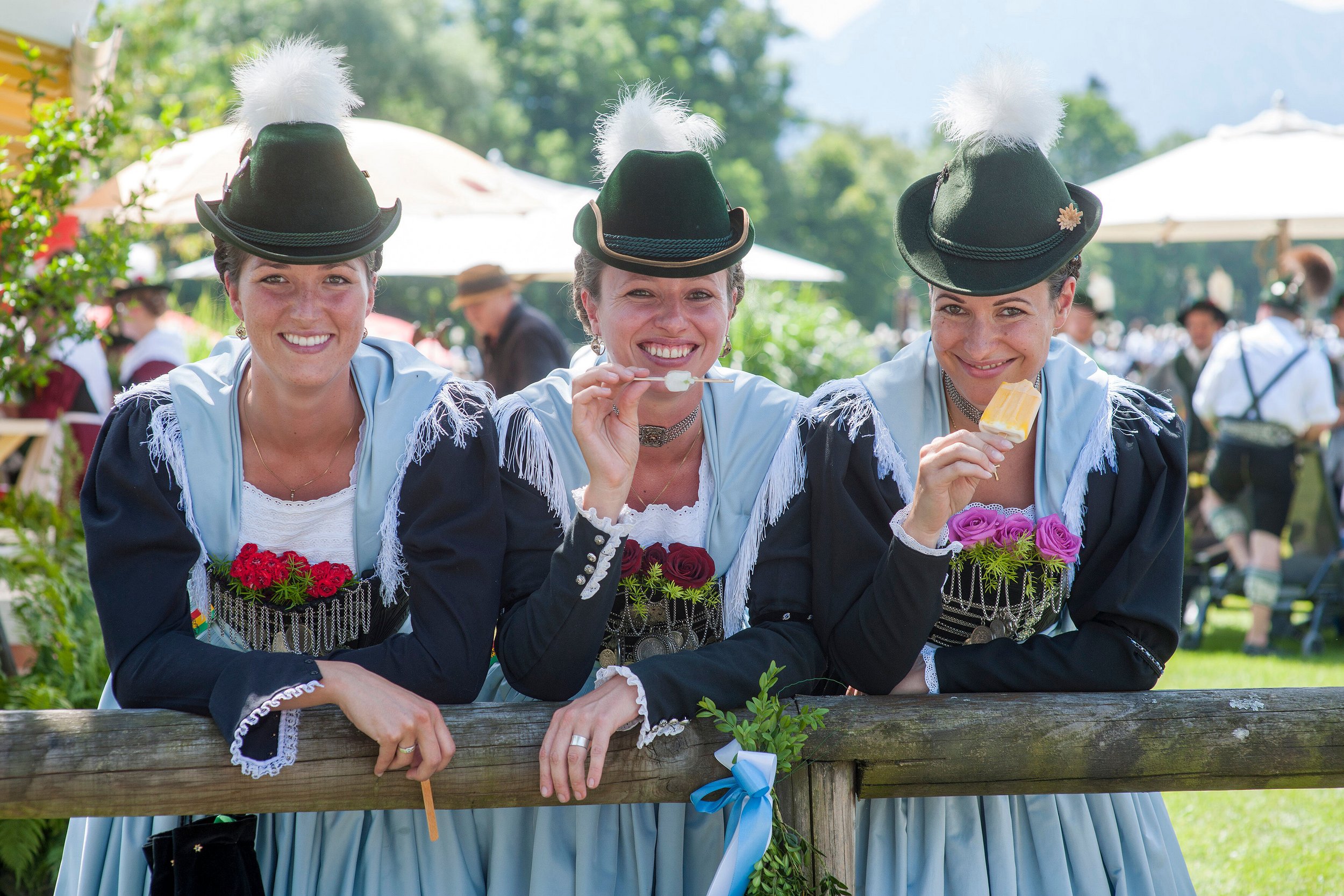 Damen in Tracht nach einem Festumzug im Chiemgau 