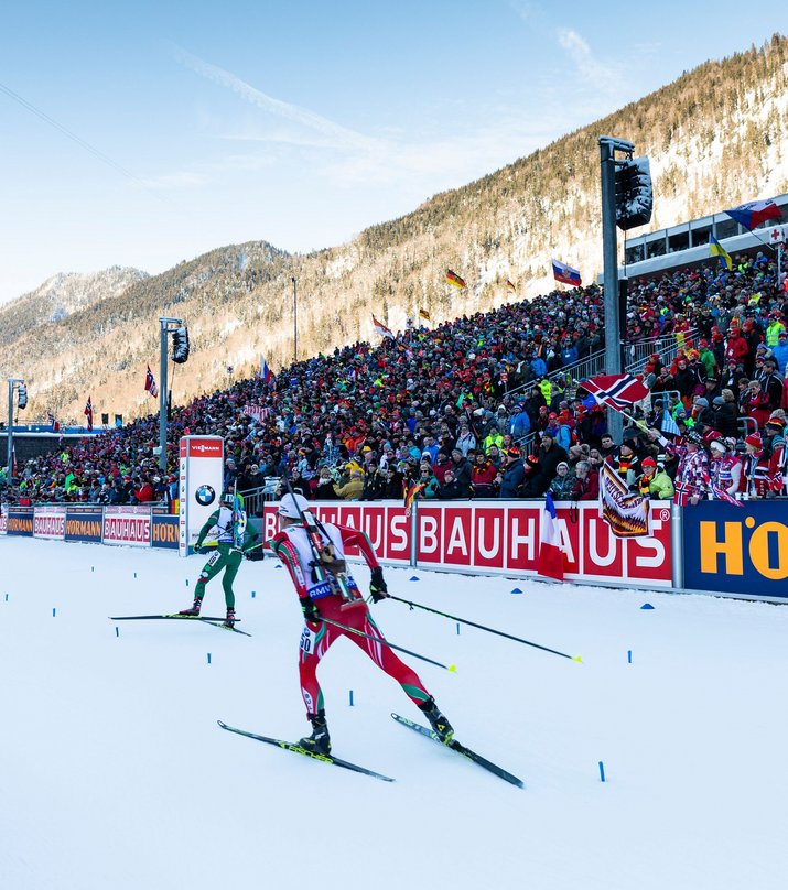 Biathlon Wettkampf mit Fanmeile im Hintergrund