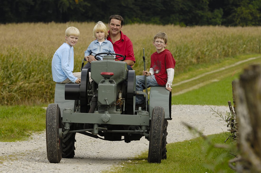 Traktorfahrt, Kinder auf Traktor, Familienulraub