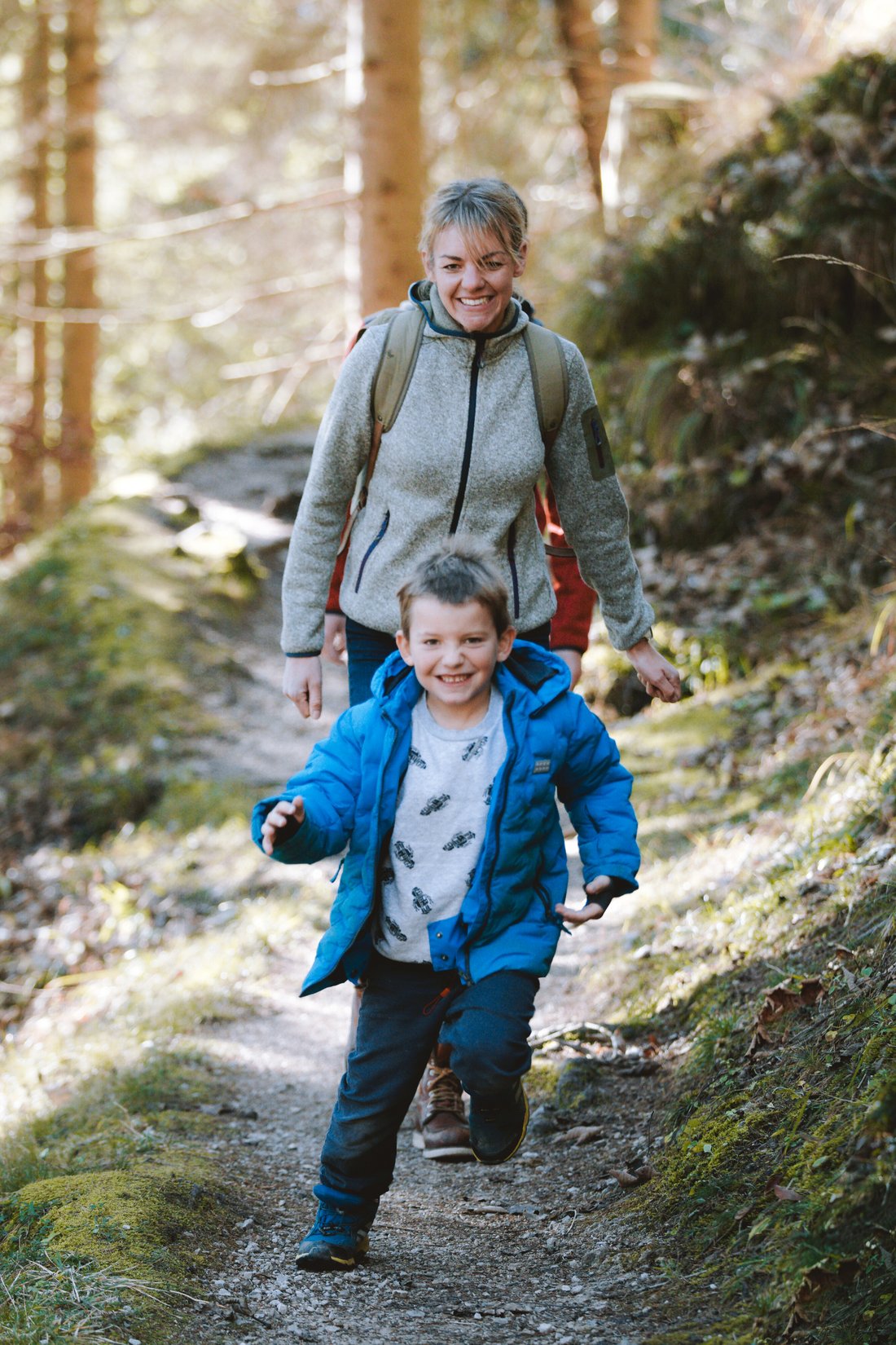 Familie mit Sohn wandert im Wald von Reit im Winkl