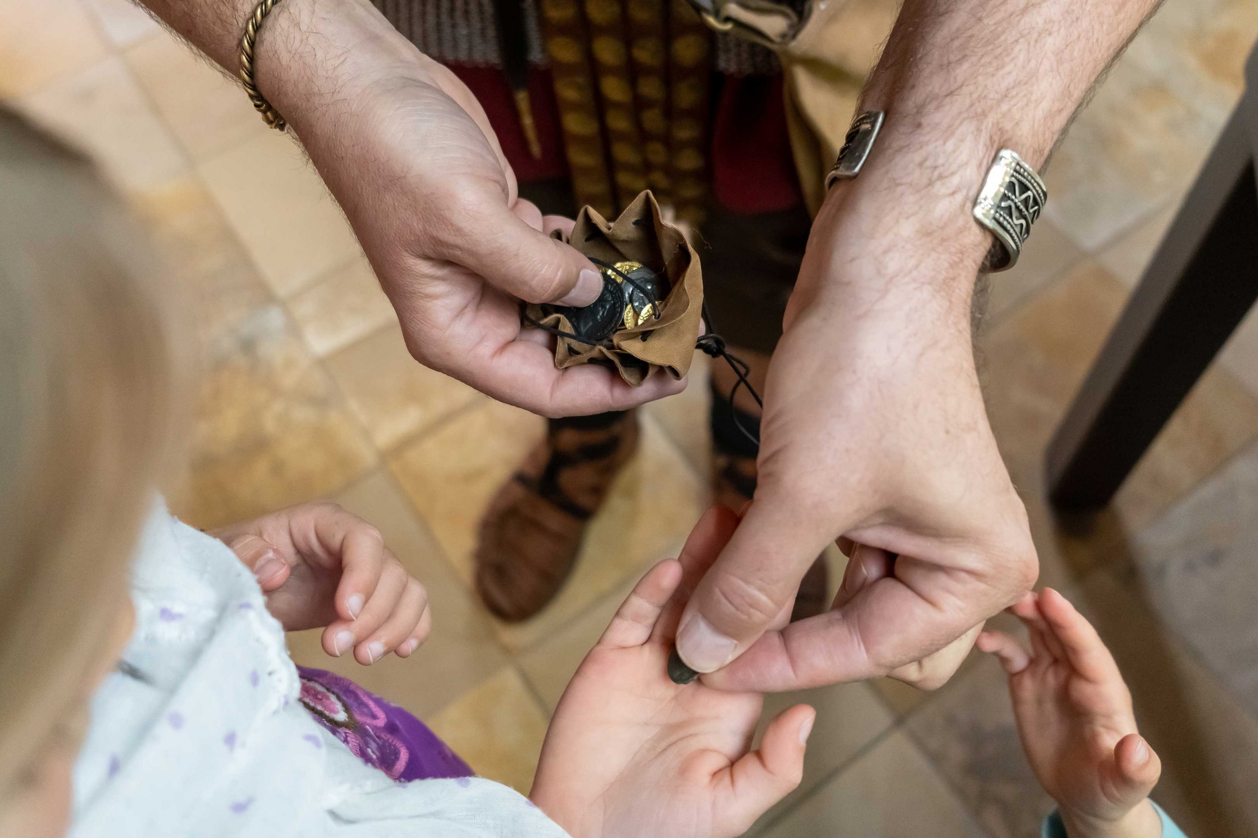 Kind bekommt römisches Geld in die Hand gedrückt