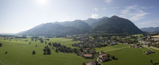 Gemeinde Staudach-Egerndach von oben mit Blick auf die bayerischen Alpen