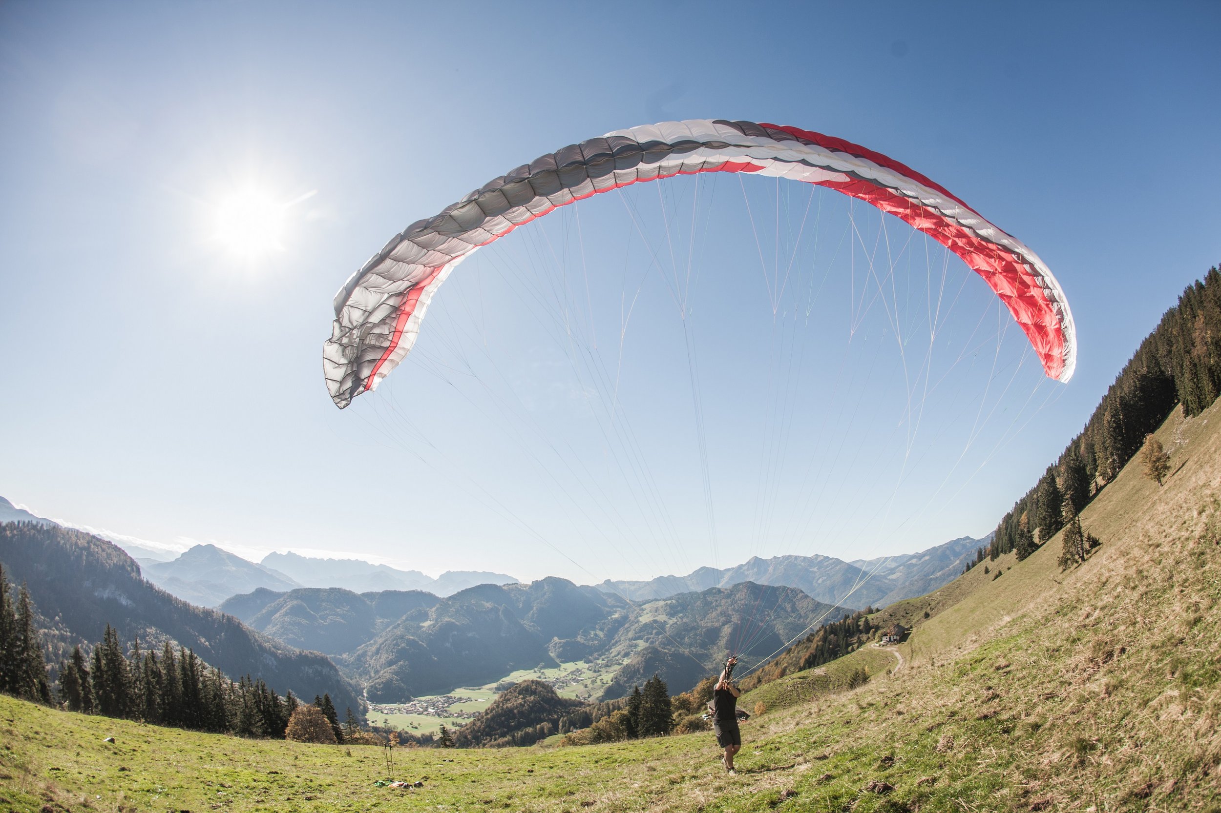 Paraglieder starten in den bayrischen Alpen mit Blick auf die Gemeinde Unterwössen