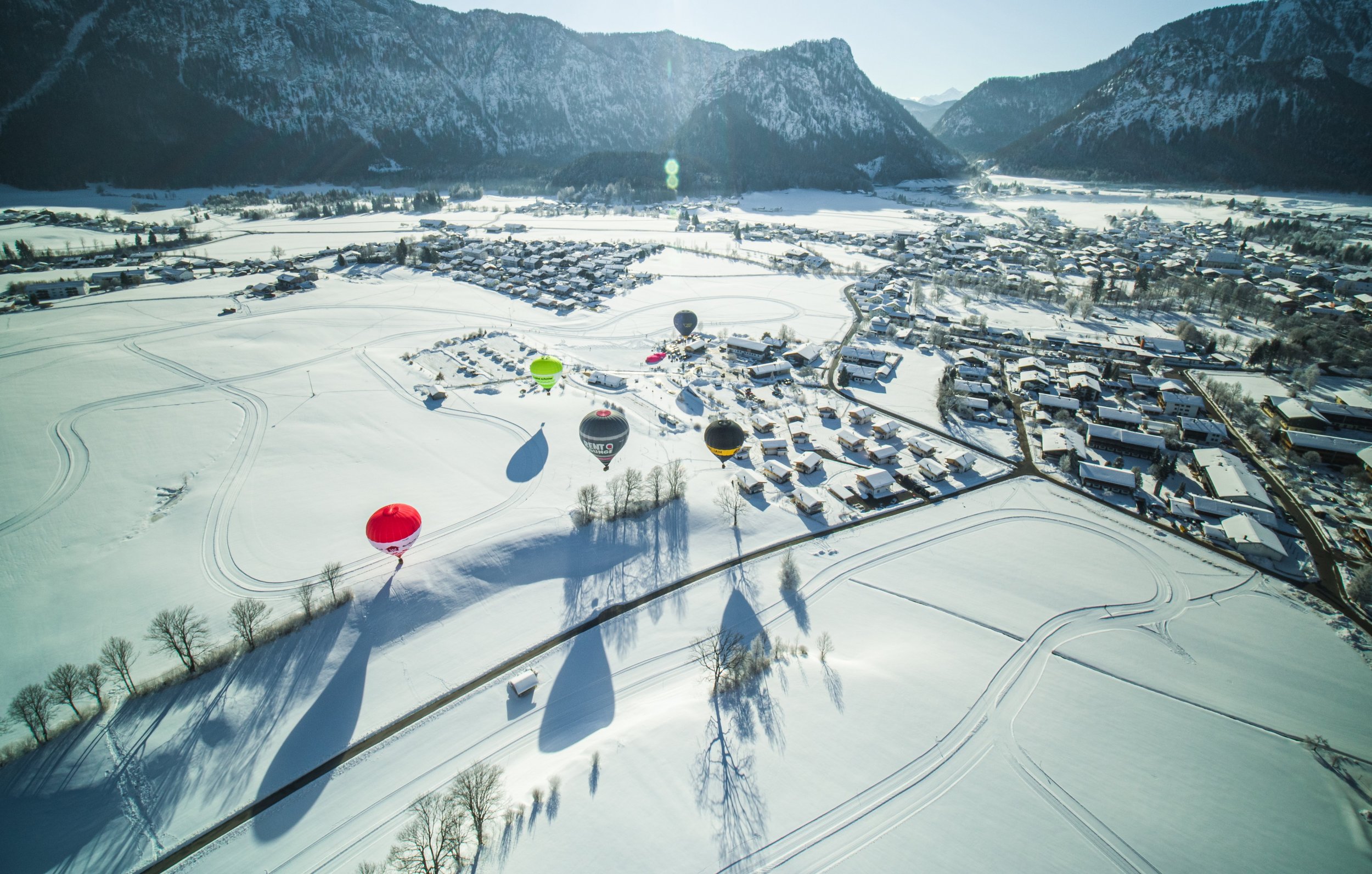 Luftaufnahme der Inzell Winter Ballonwoche 