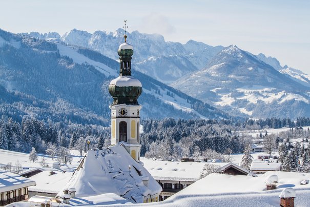 Winterwunderland Reit im Winkl mit Kaiserblick und Kirchturm