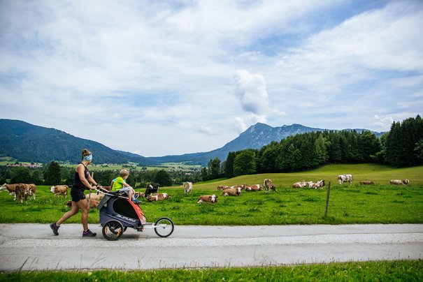 Familie mit Sportkinderwagen auf dem Weg zur Kesselalm im Chiemgau 