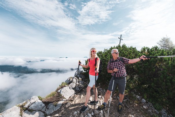 Wanderer beim Ausblick genießen auf dem Dürnbachhorn im Chiemgau