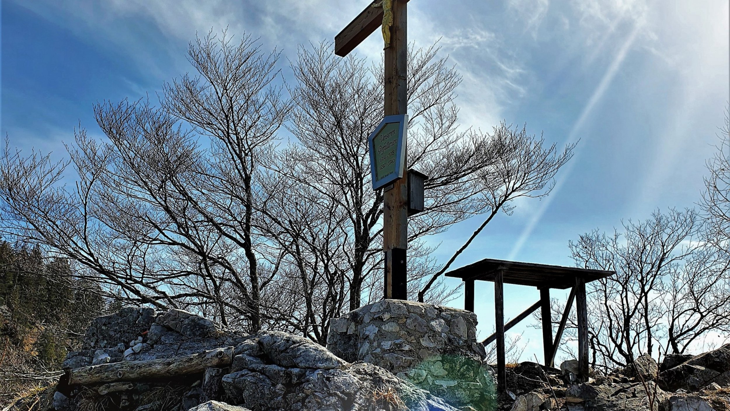 Das Gipfelkreuz Kienbergl im Sonnenlicht