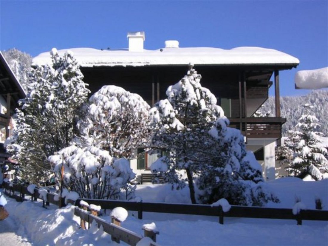 Haus im Winter.jpg