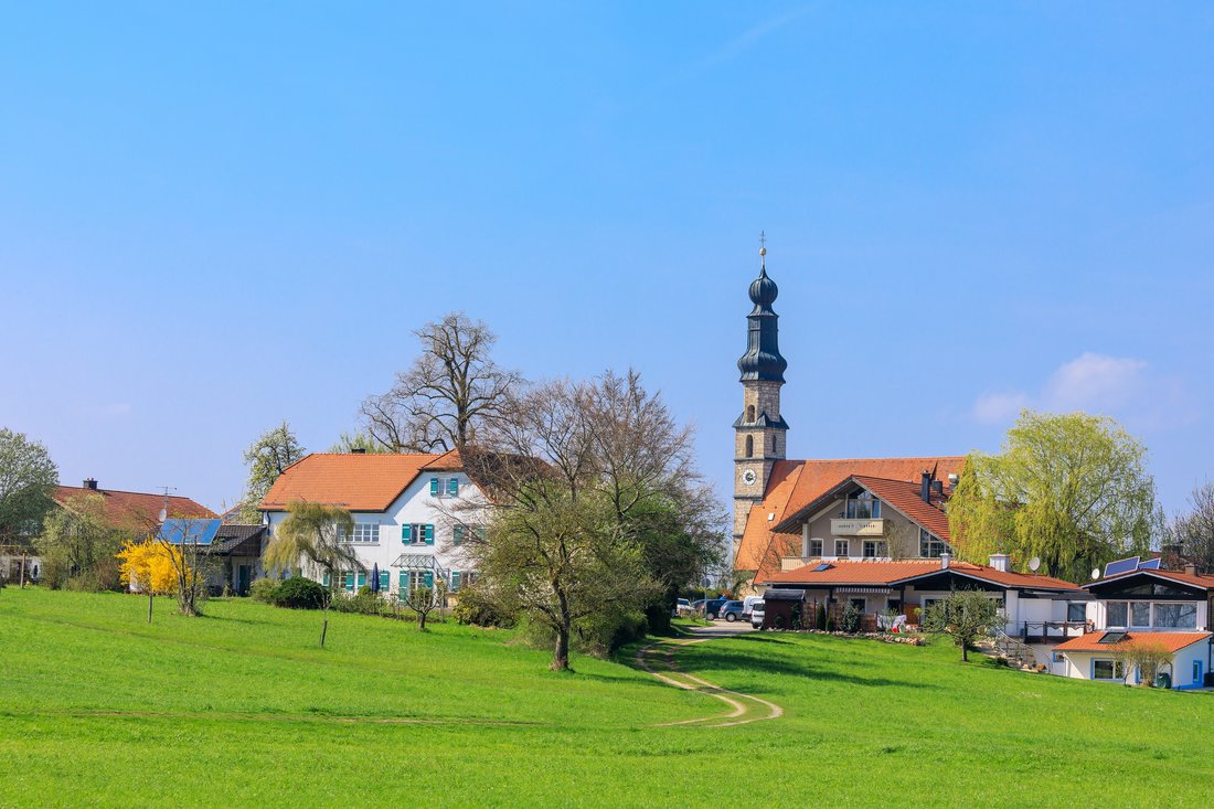 Blick auf den Ort Kirchstein in der Gemeinde Kirchanschöring